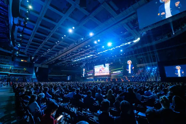 Le persone partecipano alla conferenza di business nella sala congressi al Synergy Global Forum — Foto Stock