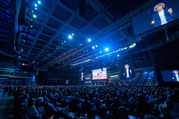 Lidé navštěvovat obchodní konference v kongresovém sále na globálním fóru synergie — Stock fotografie