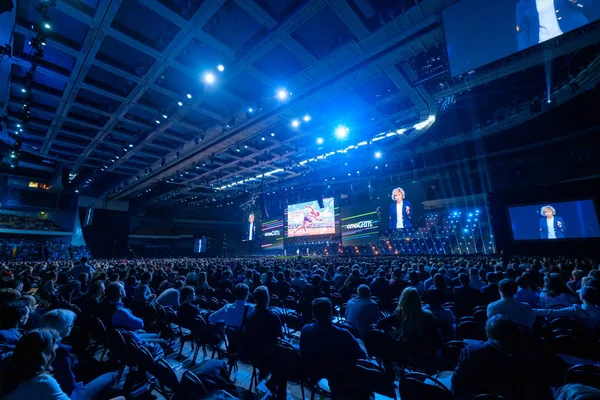 Personer delta business konferensen i kongresshallen på Synergy Global Forum — Stockfoto
