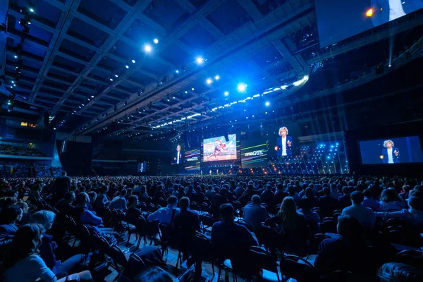 Pessoas participam de conferência de negócios na sala de congressos do Synergy Global Forum — Fotografia de Stock