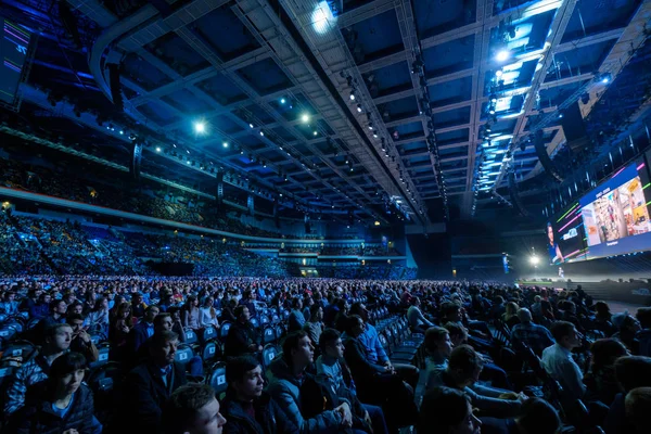 Lidé navštěvovat obchodní konference v kongresovém sále na globálním fóru synergie — Stock fotografie