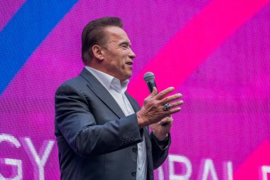 Ünlü aktör, politikacı ve iş adamı Arnold Schwarzenegger bir iş konferansında konuştu
