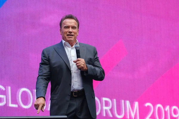 Arnold Schwarzenegger, känd skådespelare, politiker och affärsman, talar vid ett affärsforum — Stockfoto