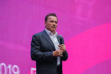Ünlü aktör, politikacı ve iş adamı Arnold Schwarzenegger bir iş konferansında konuştu