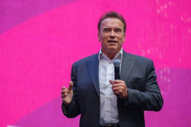 Ünlü aktör, politikacı ve iş adamı Arnold Schwarzenegger bir iş konferansında konuştu