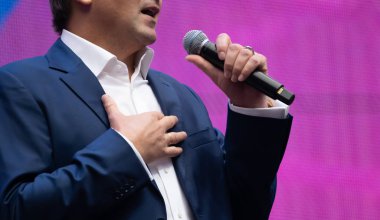 Erkek sunucu seyircilere sesleniyor