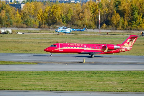 Aereo della compagnia aerea Rossiya che si prepara al decollo sulla pista dell'aeroporto di Pulkovo — Foto Stock