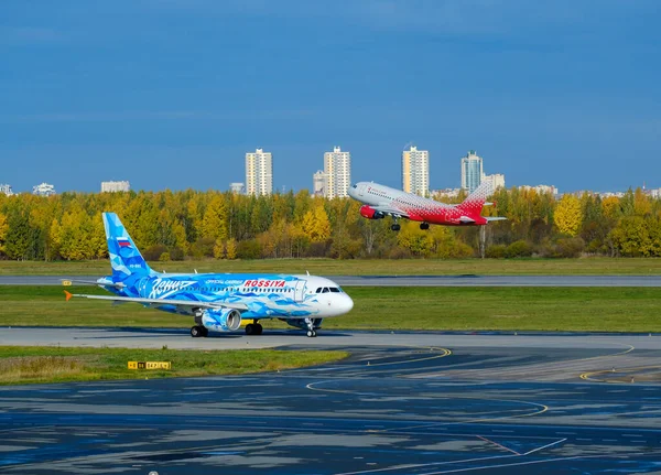 Club de football officiel Zenit Rossiya compagnies aériennes avion se préparant au décollage sur la piste de l'aéroport Pulkovo — Photo