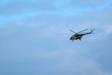 Amerikan Tıp Kliniği helikopteri gökyüzünde uçuyor.