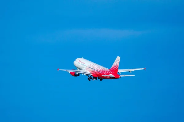 Rossiya airlines firmenflugzeug fliegt in blauem himmel — Stockfoto