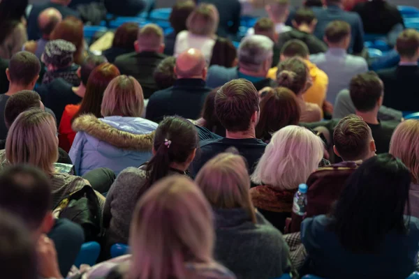 Deelnemers aan zakelijke conferenties zitten en luisteren — Stockfoto