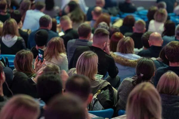 I partecipanti alla conferenza di lavoro si siedono e ascoltano — Foto Stock