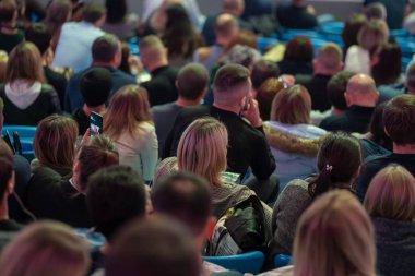 İş konferansına katılanlar oturup dinlesin.