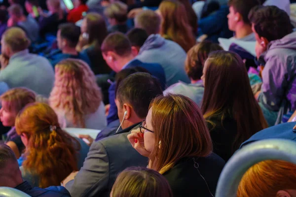 I partecipanti alla conferenza di lavoro si siedono e ascoltano — Foto Stock