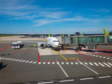 Yerli havaalanında gün anda yatılı Airbaltic havayolları uçak