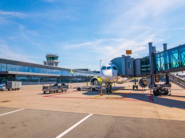 Yerli havaalanında gün anda yatılı Airbaltic havayolları uçak