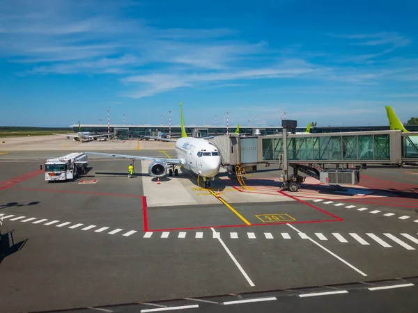 Flugzeuge der airbaltic Airlines steigen tagsüber auf dem Inlandsflughafen ein — Stockfoto