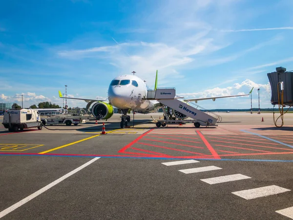 Flugzeuge der airbaltic Airlines steigen tagsüber auf dem Inlandsflughafen ein — Stockfoto