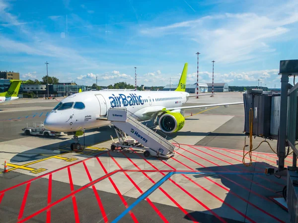 AirBaltic αεροπλάνο αερογραμμές επιβίβασης στο αεροδρόμιο εγχώρια στο χρόνο ημέρας — Φωτογραφία Αρχείου
