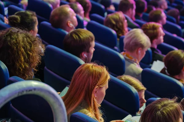 Los asistentes a la conferencia de negocios se sientan y escuchan — Foto de Stock