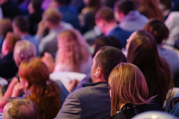 Los asistentes a la conferencia de negocios se sientan y escuchan — Foto de Stock