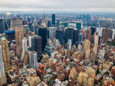Manhattan gökdelenlerin havadan görünümü