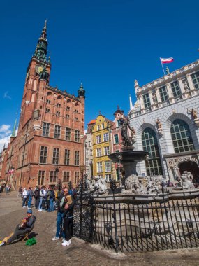 Eski şehrin turistik yerlerini ziyaret eden turistler