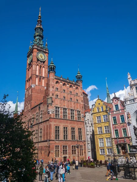 Touristen besuchen die Sehenswürdigkeiten der Altstadt — Stockfoto