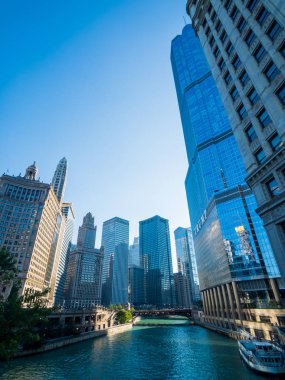 Şehir merkezi trafiği ve güneşli gündüz manzarası