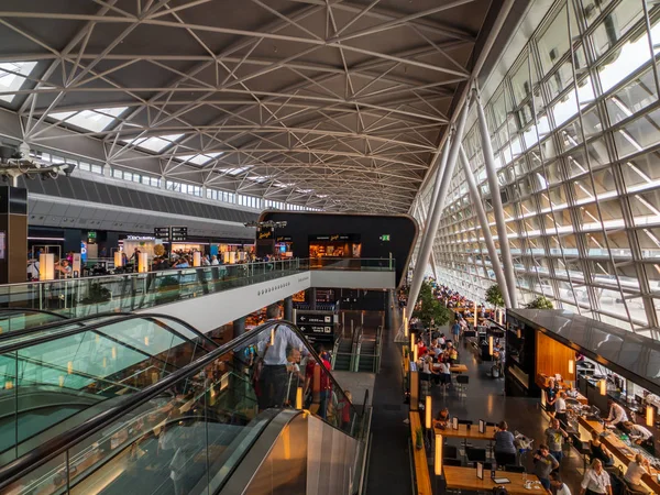 Passageiros a pé no aeroporto nternacional de Zurique — Fotografia de Stock