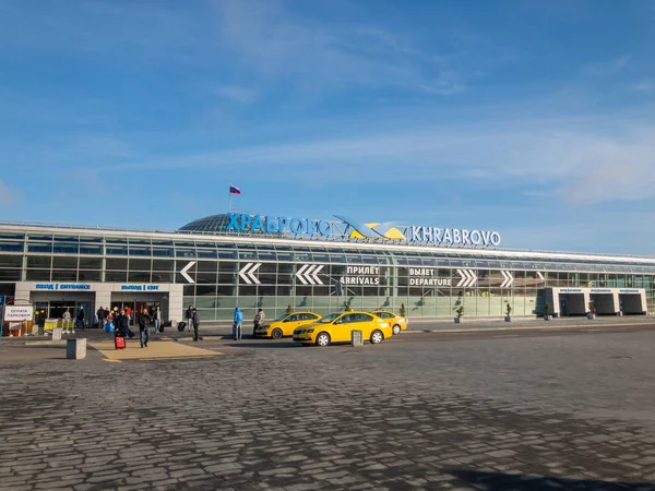 Aeropuerto internacional de Khrabrovo exterior en tiempo de día soleado —  Fotos de Stock