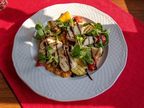 Salada de queijo no prato do restaurante — Fotografia de Stock