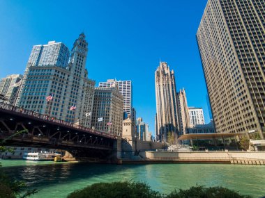 Şehir merkezi trafiği ve güneşli gündüz manzarası
