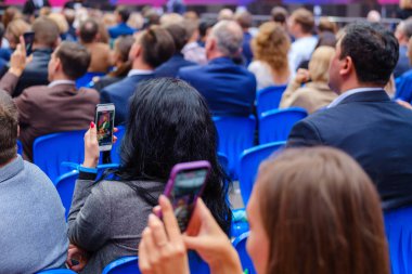 İş konferansına katılanlar oturup dinlesin.