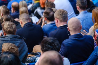 İş konferansına katılanlar oturup dinlesin.