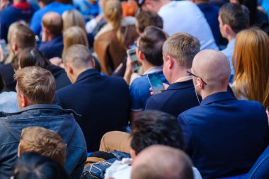 İş konferansına katılanlar oturup dinlesin.