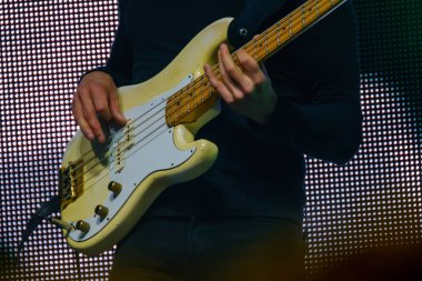 Elektro gitar çalmak canlı konser gitarist