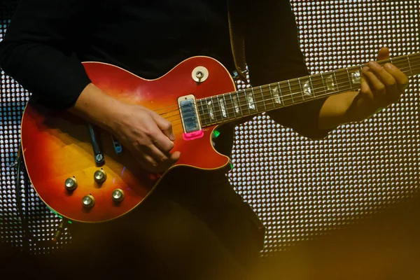 Gitarzysta gra gitara elektryczna w koncert na żywo — Zdjęcie stockowe