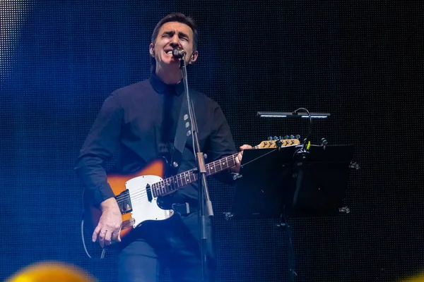 Líder del grupo musical Nautilus Pompilius Vyacheslav Butusov actúa en el escenario — Foto de Stock