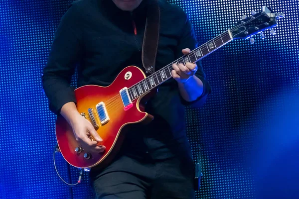 Kytarista hrát elektrická kytara na live koncert — Stock fotografie