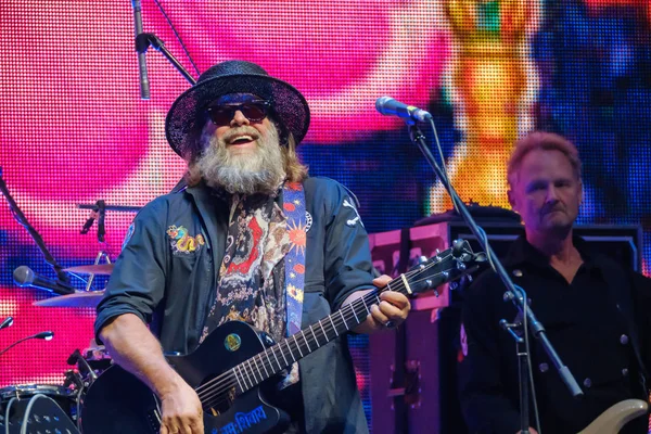 Líder do grupo musical Aquário Boris Grebenshchikov realiza-se no palco — Fotografia de Stock