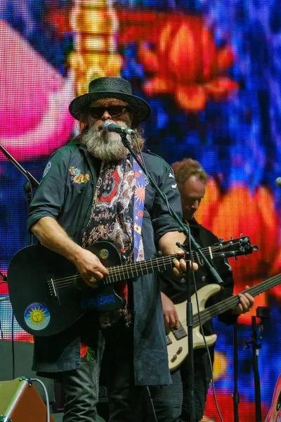 Líder do grupo musical Aquário Boris Grebenshchikov realiza-se no palco — Fotografia de Stock