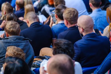 İş konferansına katılanlar oturup dinlesin.