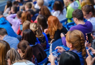 İş konferansına katılanlar oturup dinlesin.