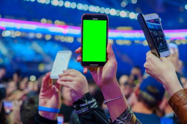 Etkinlikte seyirci fotoğraf ve video çekmek için akıllı telefon kamerası kullanıyor