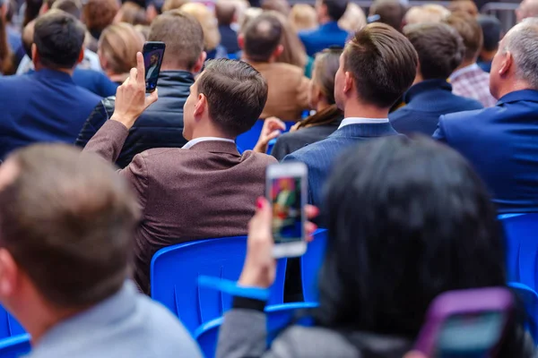 Deelnemers aan zakelijke conferenties zitten en luisteren — Stockfoto