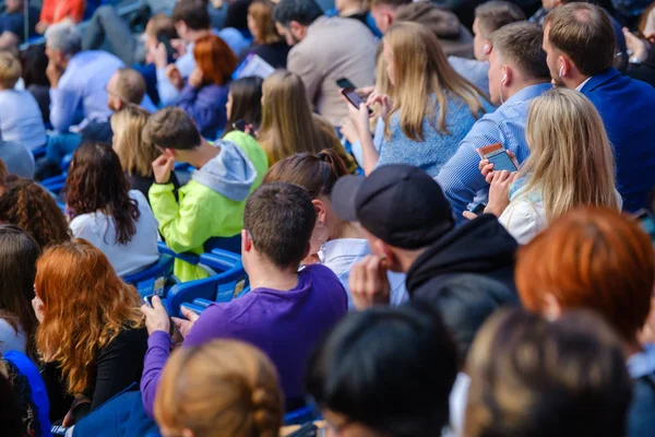 İş konferansına katılanlar oturup dinlesin.