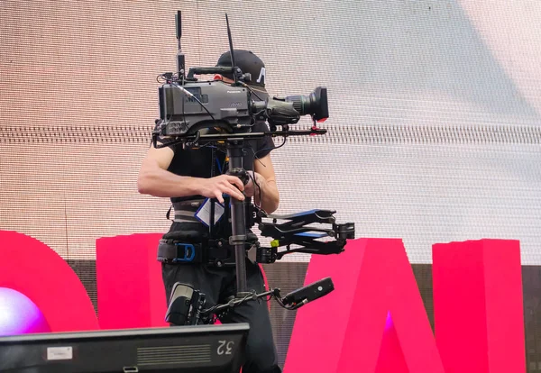 Steadicam fotocamera uomo trasmissione online dal palco — Foto Stock