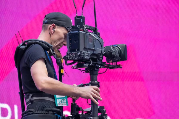 Steadicam cámara hombre de radiodifusión en línea desde el escenario — Foto de Stock