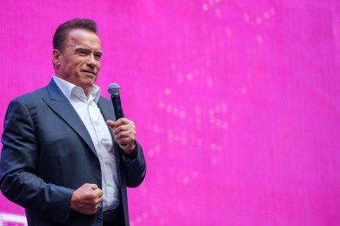 Ünlü aktör, politikacı ve iş adamı Arnold Schwarzenegger bir iş konferansında konuştu